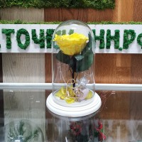 Композиционная желтая роза в колбе с декором ангел и лав