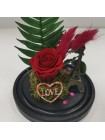 Композиционная красная роза классик в колбе 20 с папороником, декором и зеленью