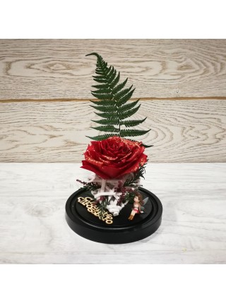 Композиционная красная роза премиум в колбе 20 с папороником и декором фея