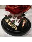 Композиционная красная роза премиум в колбе 20 с папороником и декором фея