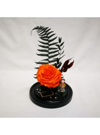 Композиционная оранжевая роза премиум в колбе 20 с папороником и декором школьница