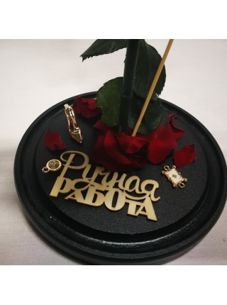 Композиционная бордовая роза премиум в колбе с декором ручная работа