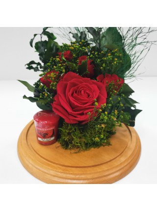 Композиция в стеклянной колбе красные розы со свечой Янки Кэндл