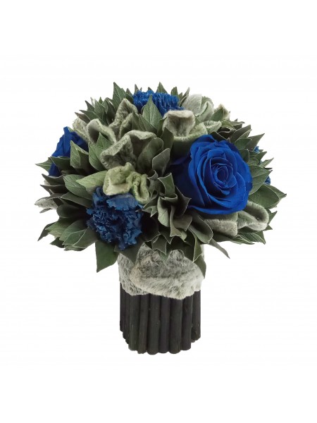 Малый букет из синих роз, гвоздик и зелени