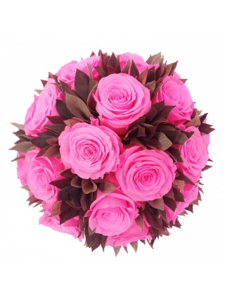 Средний букет из розовых роз и красного вельветового листа