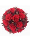 Средний букет из красных роз и красного вельветового листа