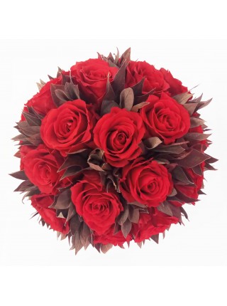 Средний букет из красных роз и красного вельветового листа