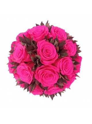 Средний букет из ярко-розовых роз и красного вельветового листа