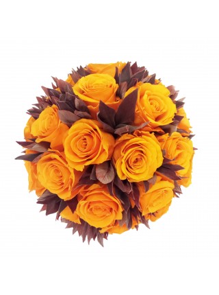 Средний букет из оранжевых роз и красного вельветового листа